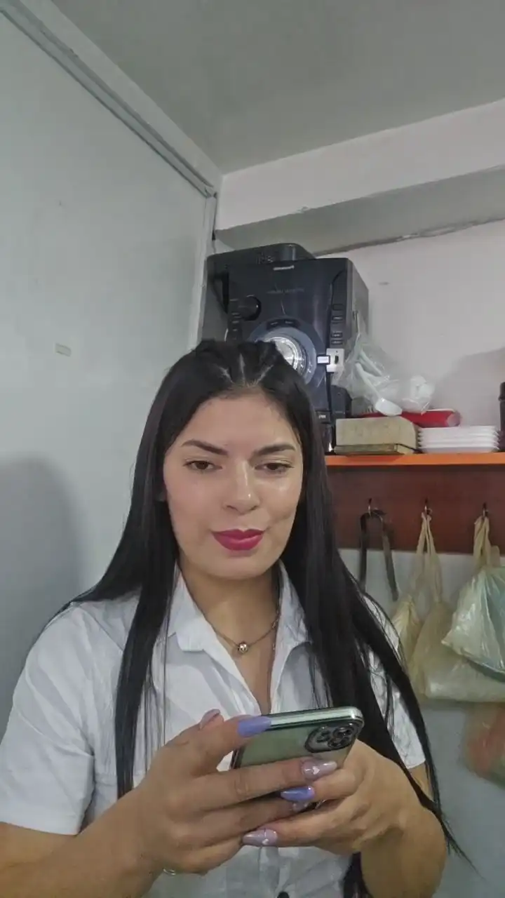 Estefanii_r – Cam4 Live Show Record – 2026-06-27 17:54:43